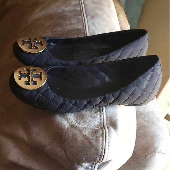 Tory Burch Quinn Black Quilted‎ Ballet Flats Shoes Gold Medallion - Picture 4 of 9